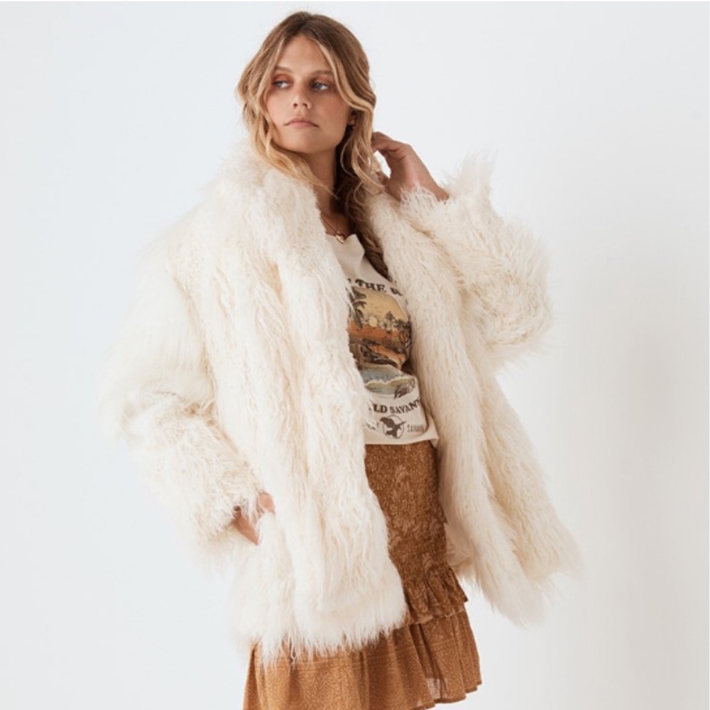 ๐ฅ๐ฅHOST PICK!!๐ฅ๐ฅ Spell Designs Kate coat white shearling faux fur coat size M / L - Picture 3 of 12